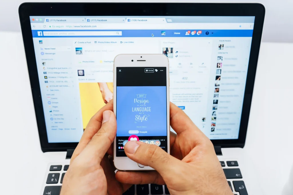 Emprendedor creando su primer anuncio en Facebook Ads